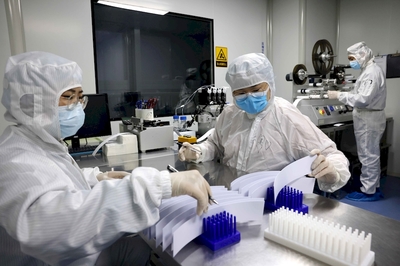 必欧瀚生物技术(合肥)有限公司内,工作人员生产抗原检测试剂产品。解琛摄